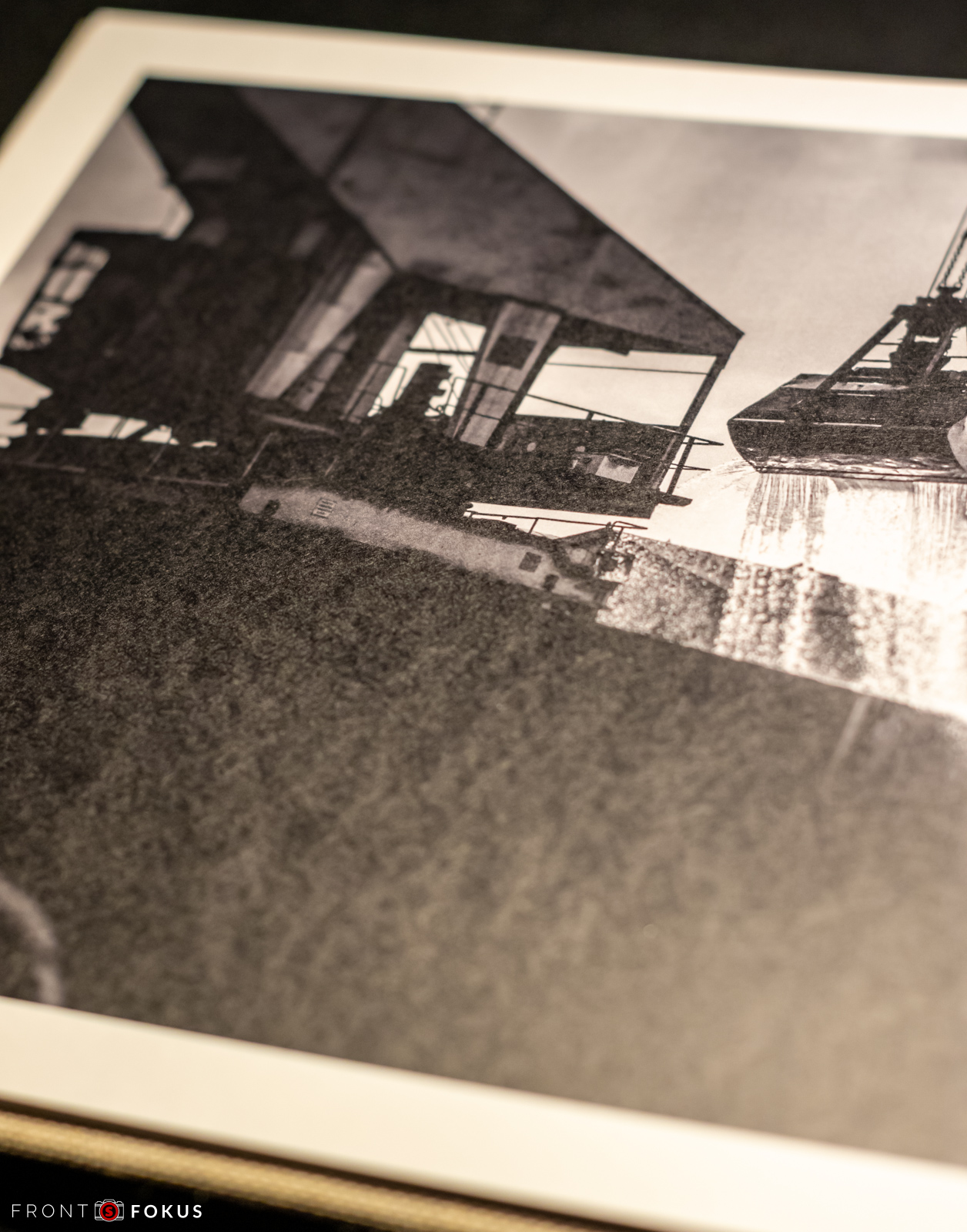 Scheckiger Eindruck je nach Lichteinfall in dunklen/schwarzen Bildbereichen - II